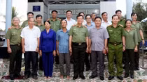 Thứ trưởng Lê Tấn Tới trao nhà đồng đội tại Cà Mau
