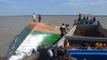 Chìm sà lan chở cát, 2 cháu bé mất tích 