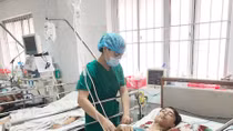 Cứu sống bệnh nhân bị bạn dùng thanh sắt đâm xuyên cổ