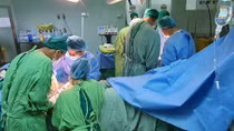 Người đàn ông bị máy cưa chém đứt gần lìa cổ tay, cổ chân 