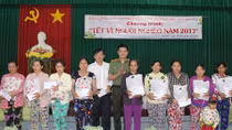 Những phần quà ấm áp nghĩa tình đến với bà con nghèo TP Cần Thơ 