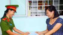Công an xuống tận nhà làm chứng minh thư giúp dân