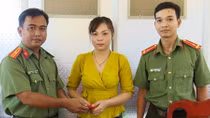 Trao trả chiếc túi đựng vàng của người dân đánh rơi khi làm căn cước