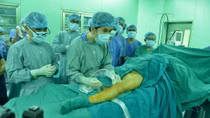 Dùng keo sinh học điều trị bệnh suy giãn tĩnh mạch