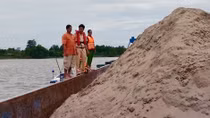 Phát hiện nhiều phương tiện chở cát không rõ nguồn gốc