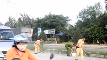 CSGT thu dọn đá rơi trên đường 