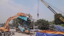 Lái xe bị cần cẩu gãy đập vào đầu tử vong