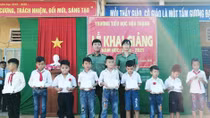 Nhiều phần quà ý nghĩa tặng học sinh nghèo ngày khai giảng 