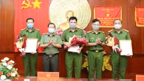 Thưởng các tập thể triệt phá 3 điểm tệ nạn xã hội, bắt giữ 51 đối tượng 