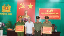 Khen thưởng ban chuyên án khám phá vụ giết người ném xác vào thùng nước