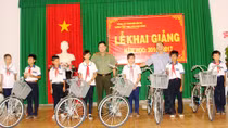 Báo CAND tặng xe đạp học sinh nghèo đầu năm học mới