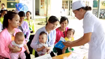 Trẻ có nguy cơ mắc bệnh sởi, ho gà do tâm lý chờ tiêm vắc-xin dịch vụ