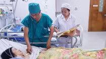 Cứu sống bệnh nhân bị cháu ruột nghiện ma túy đâm thủng tim, phổi
