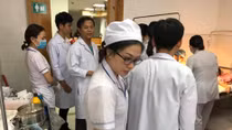 Bác sĩ khoa ngoại... trở thành "ông mụ" bất đắc dĩ