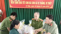 Những phần quà ấm áp nghĩa tình vùng căn cứ cách mạng Hậu Giang