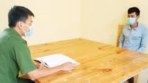 Sốc: Bóp cổ, cướp tài sản người đến vận động khai báo y tế