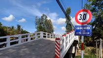Dân bức xúc cầu mới xây mang tên Phó Chủ tịch xã