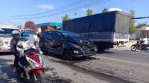 Xe 7 chỗ tông xe tải chờ đèn đỏ, nhiều người hú vía