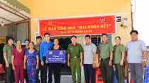 Trao nhà Đại đoàn kết tặng thân nhân Mẹ Việt Nam Anh hùng