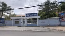 Nam sinh 13 tuổi nhảy từ lầu 2 xuống đất gãy chân 