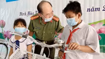 Báo CAND tặng quà học sinh nghèo hiếu học tại vùng biên giới Long An