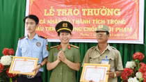 Khen thưởng 2 quần chúng tích cực truy bắt tội phạm