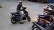 Vào bệnh viện… “đá” xe mô tô