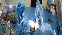 Cứu sống bệnh nhân nhiễm COVID-19 bị thủng dạ dày