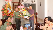 Ban giám đốc Công an Cần Thơ chúc mừng Báo CAND nhân ngày 21-6