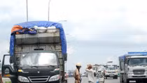 Phạt doanh nghiệp 60 triệu đồng vì để tài xế chở quá tải