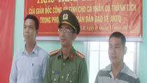 Khen thưởng hai quần chúng dũng cảm truy bắt tội phạm