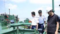 Phát hiện tàu chở 1 triệu lít xăng không rõ nguồn gốc