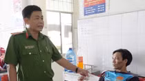 Thăm hỏi cán bộ Công an bị thương khi đang làm nhiệm vụ