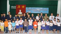 Báo CAND tặng quà học sinh nghèo đầu năm học mới