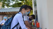 Học sinh khối 9 và 12 ở Cà Mau đi học trở lại