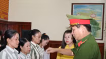 Trại giam Định Thành công bố quyết định tha tù trước thời hạn có điều kiện