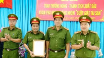 Thưởng nóng Công an huyện phá băng nhóm gây ra 27 vụ cướp giật