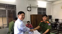 Phó Chủ tịch TP Cần Thơ bàn giao nhẫn nhặt được cho Công an trả người đánh rơi 
