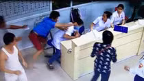 Đánh vỡ đầu nhân viên y tế vì... “lo” cho mẹ vợ