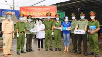 Thăm hỏi, tặng quà các chốt phòng, chống dịch