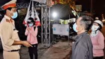 Đêm trắng đẫm mồ hôi tại những chốt phòng, chống dịch 