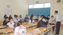 Thí sinh ở Sóc Trăng đến làm thủ tục dự thi 