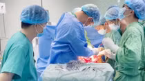  15 bác sỹ cùng lúc cứu bệnh nhân bị đâm xuyên bụng