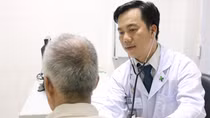 Người đàn ông suýt mất mạng vì nuốt vội cọng rau đắng