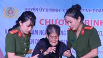 Tặng quà gia đình chính sách nhân kỷ niệm 72 năm Ngày Thương binh - Liệt sĩ