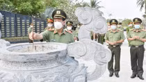Thứ trưởng Lê Tấn Tới dâng hương tưởng niệm các Anh hùng liệt sỹ