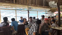 Tạm giữ 18 đối tượng chui vào quán cafe đá gà qua mạng