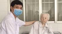 Thay khớp háng cho cụ bà 103 tuổi