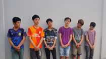 Bị rọi đèn, nhóm thiếu niên rủ nhau đi ném đá ô tô