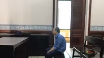 Đâm vợ cũ vì chậm trả tiền lãi vay đóng học cho con